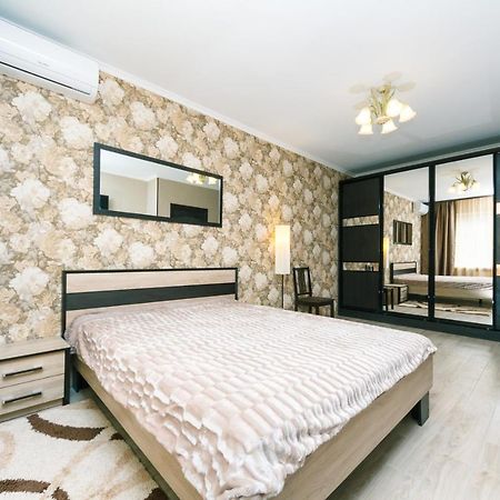 Poznyaky Apartments Patriotika Kiev Esterno foto