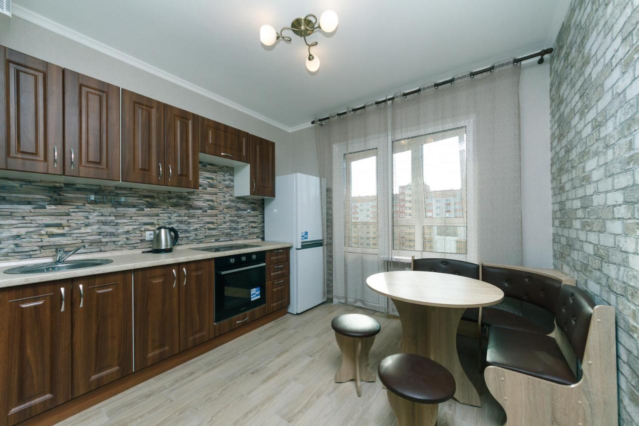 Poznyaky Apartments Patriotika Kiev Esterno foto