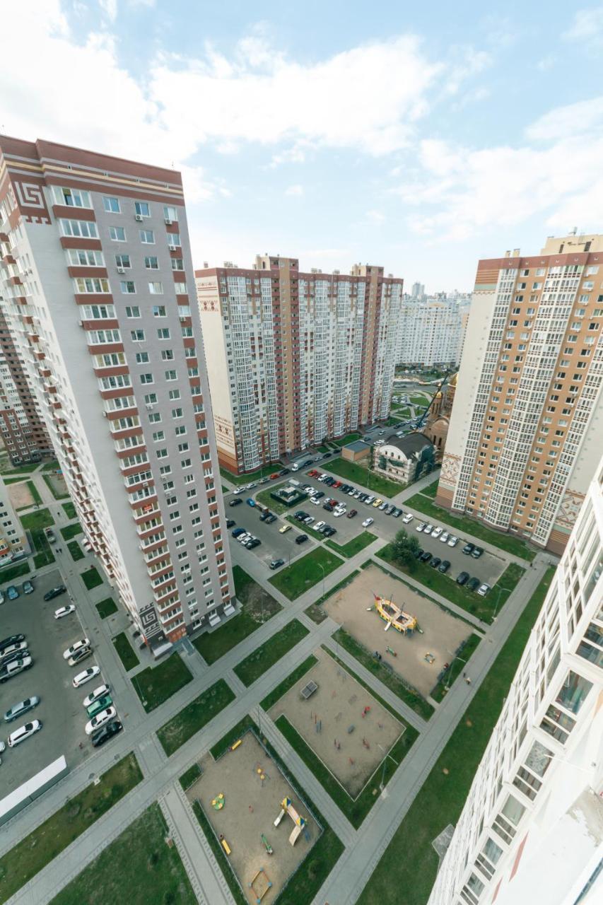 Poznyaky Apartments Patriotika Kiev Esterno foto
