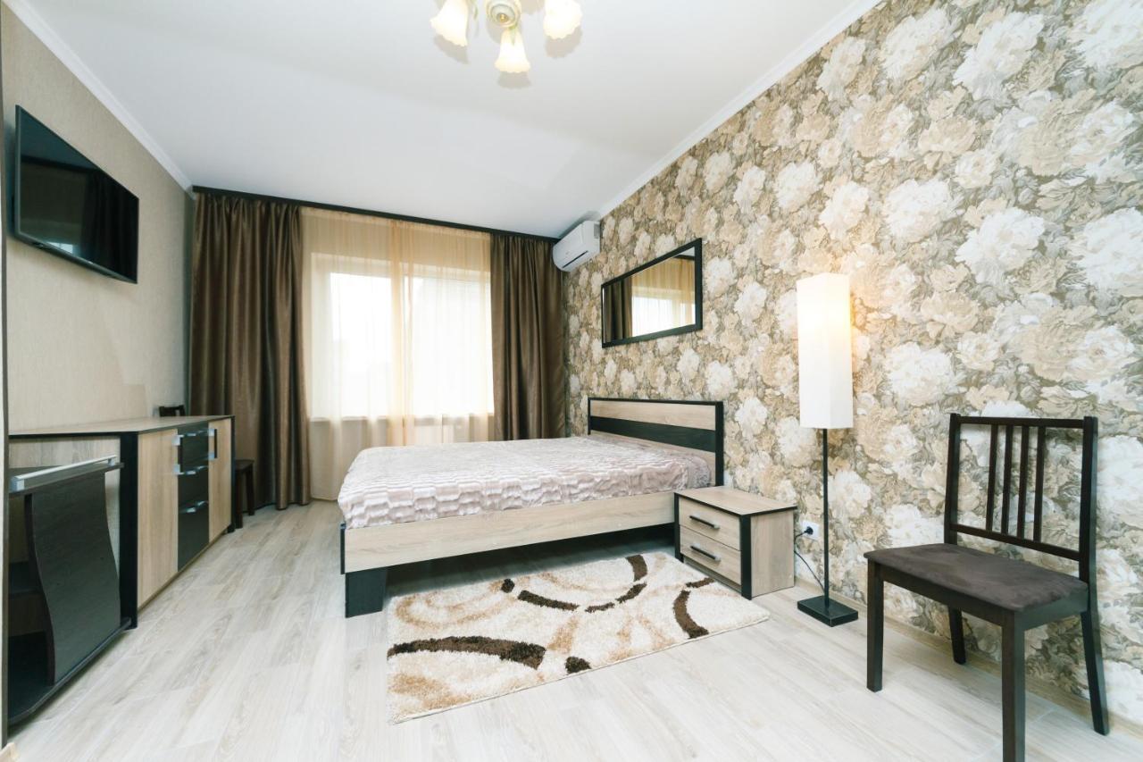 Poznyaky Apartments Patriotika Kiev Esterno foto