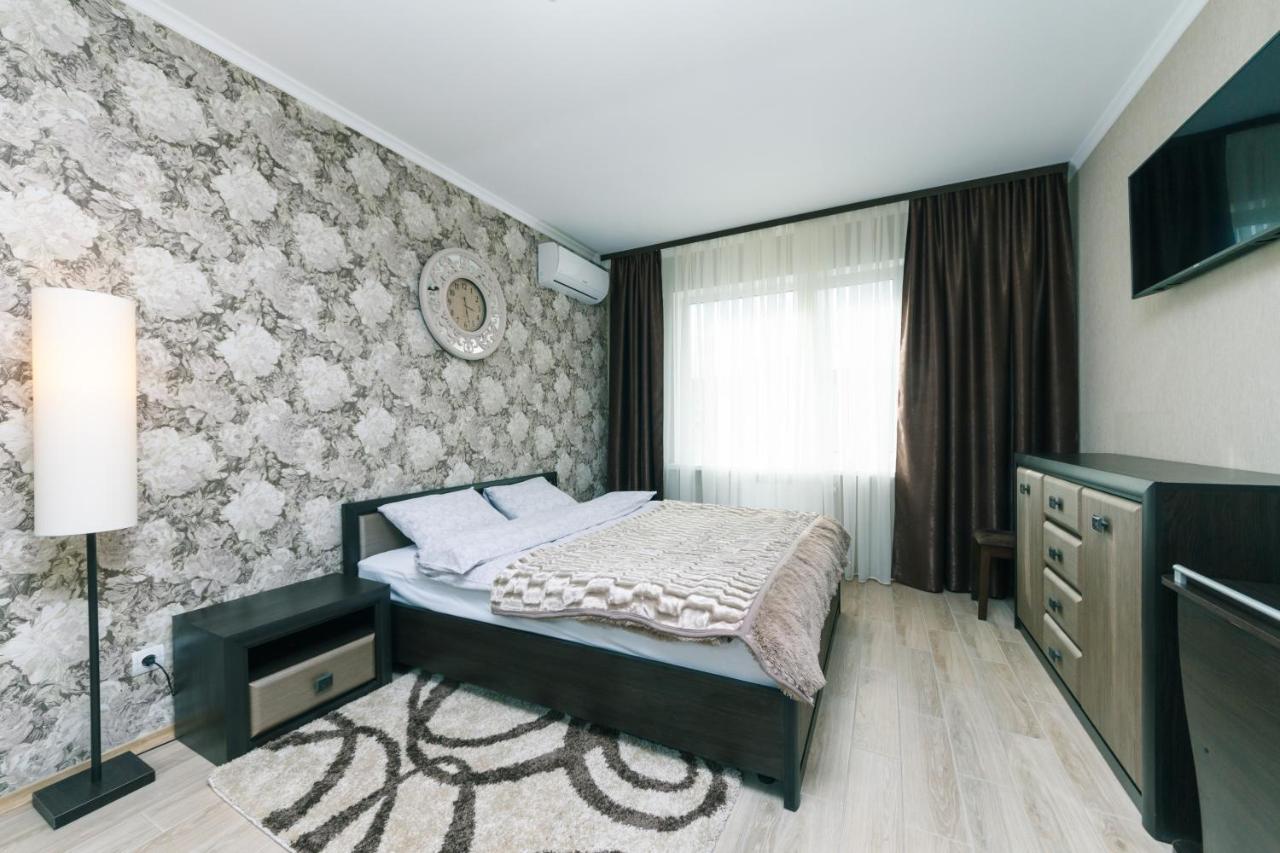 Poznyaky Apartments Patriotika Kiev Esterno foto