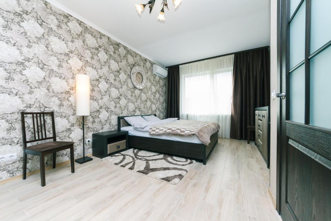 Poznyaky Apartments Patriotika Kiev Esterno foto