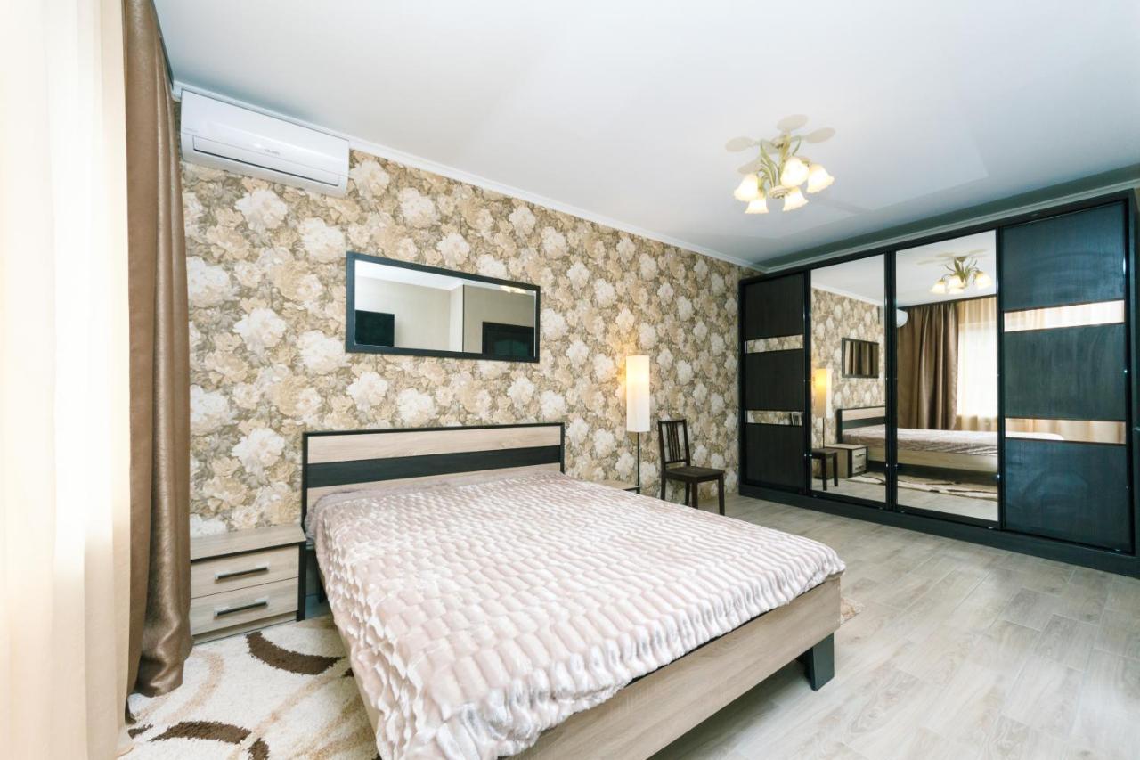 Poznyaky Apartments Patriotika Kiev Esterno foto
