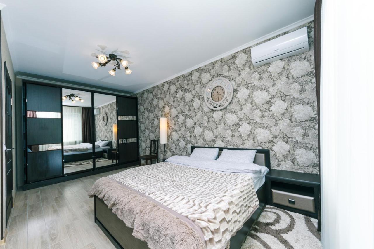 Poznyaky Apartments Patriotika Kiev Esterno foto