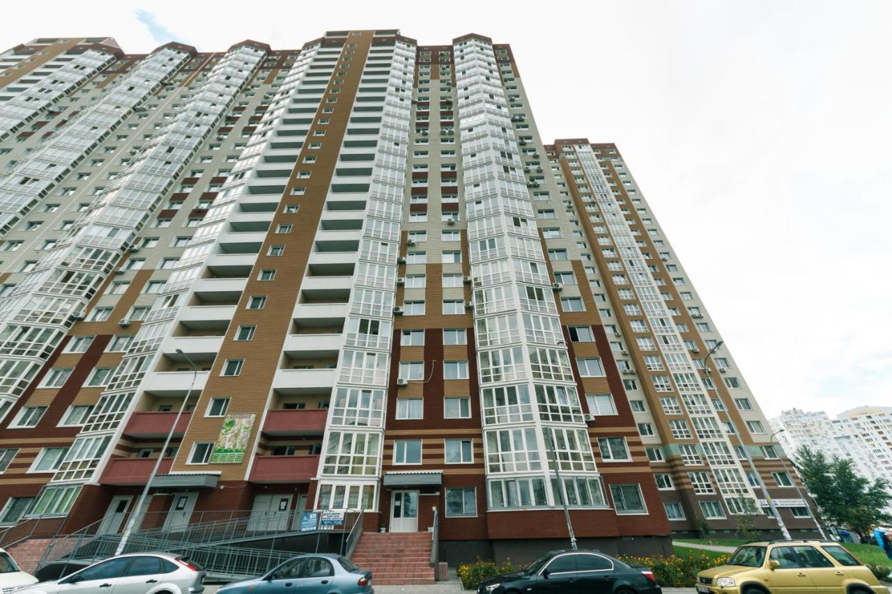 Poznyaky Apartments Patriotika Kiev Esterno foto