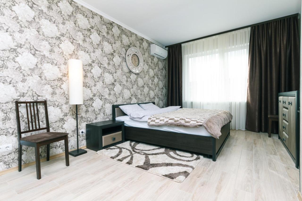 Poznyaky Apartments Patriotika Kiev Esterno foto