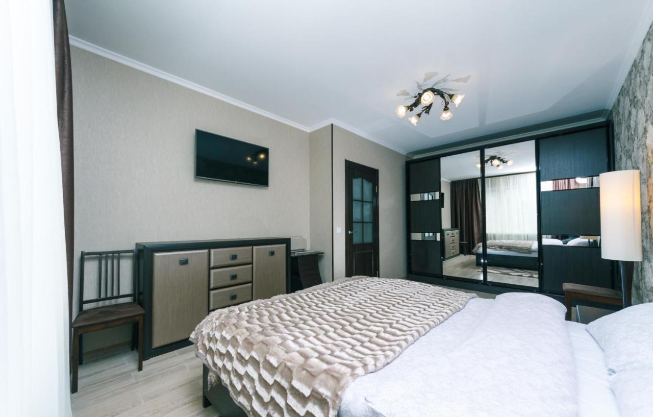 Poznyaky Apartments Patriotika Kiev Esterno foto
