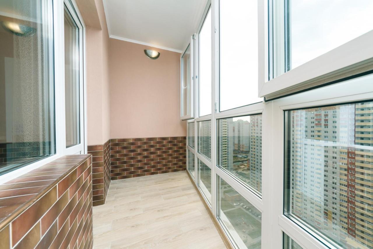 Poznyaky Apartments Patriotika Kiev Esterno foto